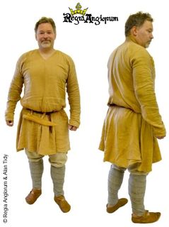 Freeman AD793‑1180 This freeman wears a yellow linen shirt with a V-neck opening. In addition he carries a war-knife, known as a seax, in a sheath suspended from his belt and leg bindings around his lower legs.
